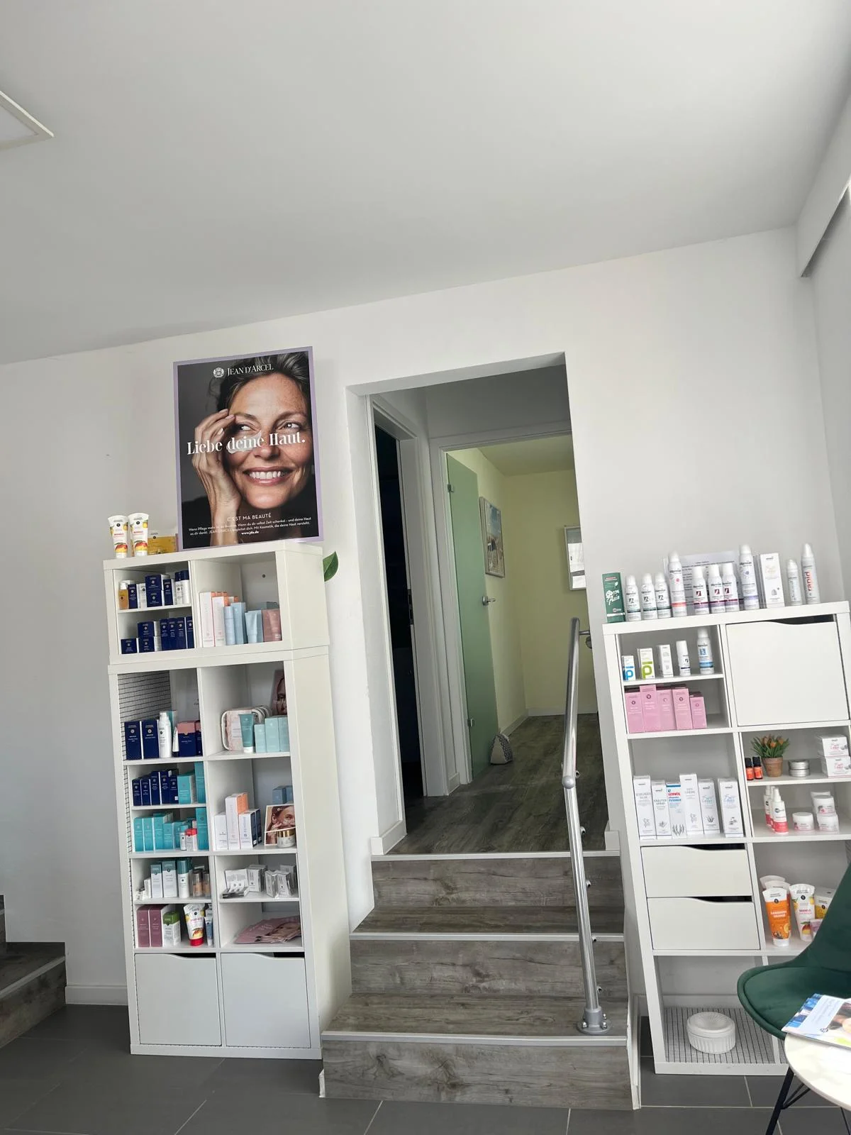 Empfangsbereich der Fachpraxis Iris Menzel — Kosmetik- und Podologie-Display in der Freyastraße